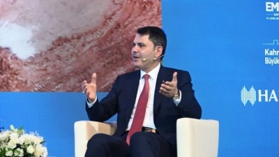 Bakan Kurum: Deprem b&ouml;lgesinde saatte 23 g&uuml;nde 550 konut &uuml;reterek b&uuml;y&uuml;k bir başarıya hep birlikte imza attık