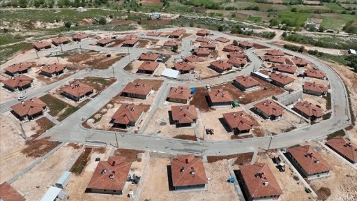 Bakan Kurum, depremin ardından yeniden inşa edilen Adıyaman'ın Zey köyünün görüntülerini paylaş