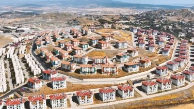 Bakan Kurum, depremzede ailenin yeni evlerindeki bayram sevincini paylaştı