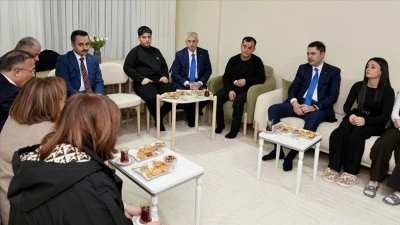 Bakan Kurum, Gaziantep'te depremzede ailenin yeni evine misafir oldu