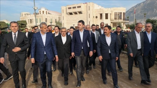 Bakan Kurum, Hatay'da, 455 bininci afet konutu teslimi &ouml;ncesi incelemelerde bulundu