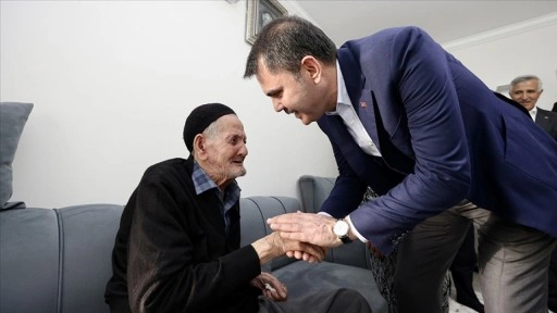 Bakan Kurum, Kahramanmaraş'ta yeni evlerine kavuşan depremzede aileye misafir oldu