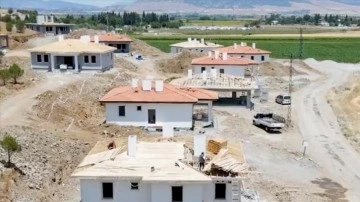 Bakan Özhaseki: Türkoğlu'ndaki 3 köyümüzde yöresel mimariye uygun olarak 92 ev inşa ediyoruz