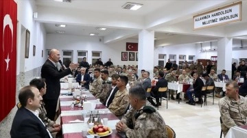 Bakan Soylu, Şırnak'ta komando, polis ve güvenlik korucularıyla iftar yaptı
