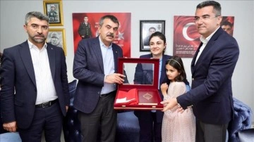 Bakan Tekin, Erzurum'da şehit teğmen Ahmet Aktepe'nin ailesini ziyaret etti