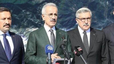 Bakan Uraloğlu: Amanos Dağları'nın altından yaklaşık 20 kilometre uzunluğunda 3 t&uuml;nel inşa ediy
