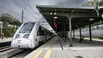 Bakan Uraloğlu, milli elektrikli tren setinin 1 yılda 575 bin yolcu taşıdığını bildirdi