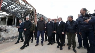 Bakan Varank, Kahramanmaraş'ta depremde hasar gören fabrikaları ziyaret etti