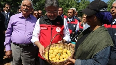 Bakan Yumaklı: Ge&ccedil;en yıl zirai dondan etkilenen Malatya'da bu sene bereketli hasattan sonra &uuml;re