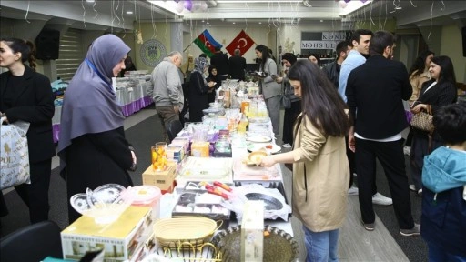 Bakü'de, Azerbaycanlı ve Türk kadınlar ortak kermes düzenledi