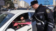 Bakü polisinden kadın sürücülere sürpriz