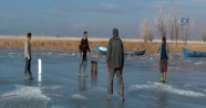 Balıkçılar göl buz tutunca top oynamaya başladı