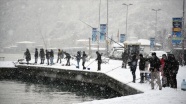 Balıkçılar kar yağışı altında İstanbul Boğazı&#039;nda balık tutma keyfini yaşadı