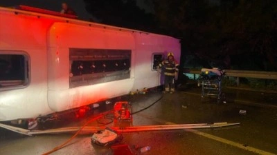 Balıkesir'de devrilen yolcu otob&uuml;s&uuml;ndeki 3 kişi &ouml;ld&uuml;, 22 kişi yaralandı