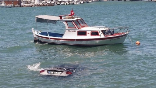 Balıkesir'de kontrolden çıkan araç denize düştü
