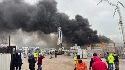 Balıkesir'de yapı malzemeleri deposunda &ccedil;ıkan yangın s&ouml;nd&uuml;r&uuml;ld&uuml;