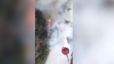 Balıkesir'in Sındırgı il&ccedil;esinde ormanlık alandaki yangına m&uuml;dahale ediliyor