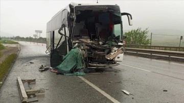 Balıkesir'de lise öğrencilerini taşıyan tur otobüsü tıra çarptı, 33 kişi yaralandı