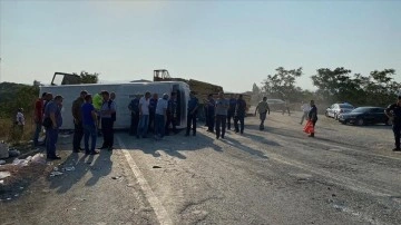 Balıkesir'de midibüs devrildi, 17 kişi yaralandı