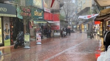 Balıkesir'de sağanak ve dolu su baskınlarına sebep oldu