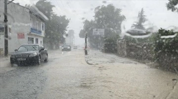 Balıkesir’deki yerel yağış vatandaşlara zor anlar yaşattı