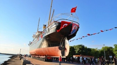 Bandırma Gemi M&uuml;zesi karadan y&uuml;r&uuml;t&uuml;lerek İstiklal Meydanı'na taşındı