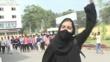 Bangladeşli öğrencilerden Hindistan'da başörtüsü yasağına maruz kalan öğrencilere destek