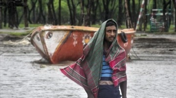 Bangladeş'te yüz binlerce kişi Sitrang Kasırgası nedeniyle tahliye edilecek