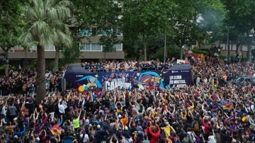 Barcelonalı futbolcular lig şampiyonluğunu kent merkezinde taraftarlarıyla kutladı