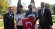 'Barış' için çıktığı bisiklet turuna 'demokrasi'yi de ekledi