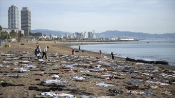Barselona plajında, Akdeniz'de bu yıl ölen 2 bin 600'den fazla düzensiz göçmen anıldı