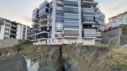 Bartın'da inşaat alanında yaşanan göçüğün ardından yan apartmanın sakinleri tahliye edildi