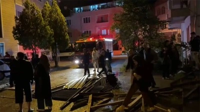 Bartın'da şiddetli fırtına nedeniyle &ccedil;atı u&ccedil;tu, 6 ara&ccedil; hasar g&ouml;rd&uuml;
