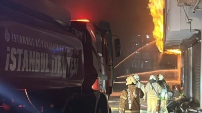 Başakşehir'de iş yerinde &ccedil;ıkan yangına m&uuml;dahale ediliyor
