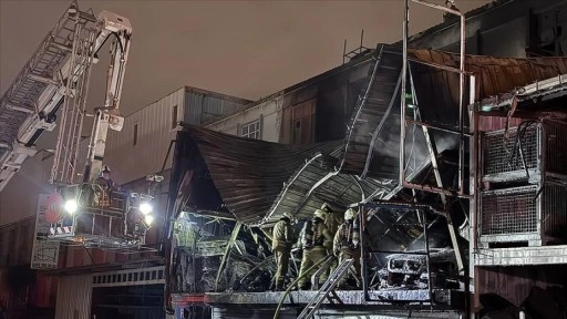 Başakşehir'de oto sanayi sitesinde &ccedil;ıkan yangına m&uuml;dahale ediliyor