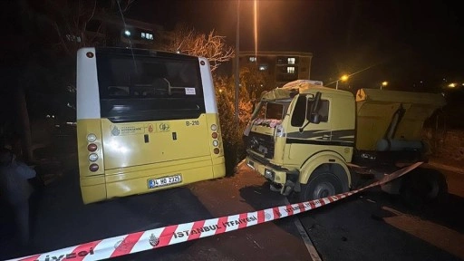 Başakşehir'de park halindeki kamyona çarpan özel halk otobüsünün şoförü yaralandı