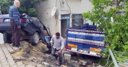 Başakşehir'de vinç yüklü kamyonet bir evin bahçesine uçtu