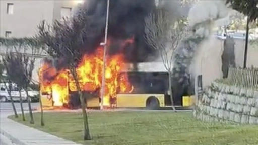 Başakşehir'de yanan İETT otobüsü kullanılamaz hale geldi