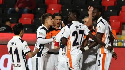 Başakşehir, S&uuml;per Lig'de k&ouml;t&uuml; başladığı sezonu iyi bitirdi