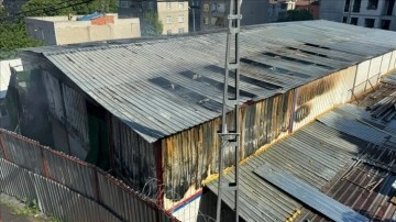 Başakşehir'de inşaat şantiyesindeki konteynerlerde çıkan yangın söndürüldü