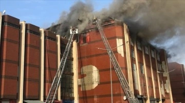 Başakşehir'de sanayi sitesindeki iş merkezinde çıkan yangına müdahale ediliyor
