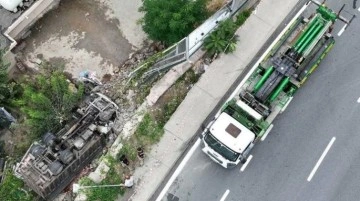 Başakşehir'de virajı alamayan kamyonet bah&ccedil;eye d&uuml;şt&uuml;