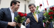 Başbakan Davutoğlu ile Çipras kadınlara gül verdi