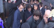 Başbakan Davutoğlu, kazayı görünce konvoyunu durdurdu