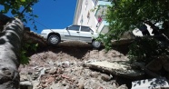 Başkent'te istinat duvarı çöktü, otomobil asılı kaldı