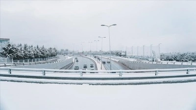 Başkentin y&uuml;ksek kesimlerinde kar etkili oldu