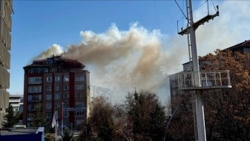 Başkentte 7 katlı binanın çatısındaki yangın hasara sebep oldu