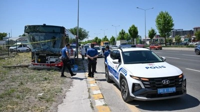 Başkentte EGO otob&uuml;s&uuml; ile ticari aracın karıştığı kazada 1 kişi &ouml;ld&uuml;, 9 kişi yaralandı
