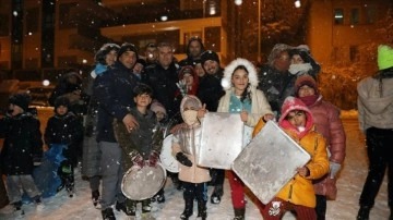 Başkentte karı eğlenceye dönüştüren çocuklar baklava tepsisi ve sinilerle kaydı