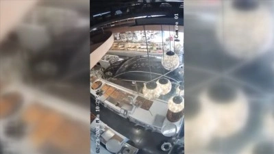 Başkentte kontrolden &ccedil;ıkan otomobil pastaneye girdi